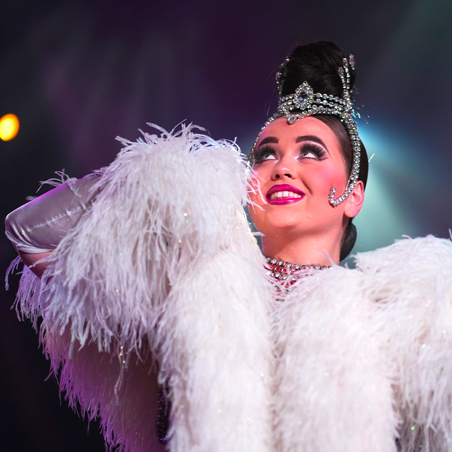 Amandine - spectacle transformiste cabaret 45 - carré